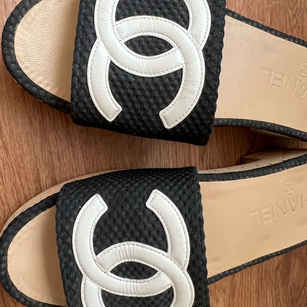 CHANEL Black and White Sandals - Picture 3 of 6